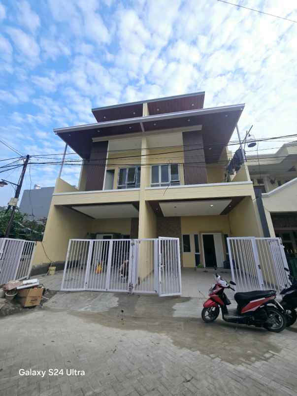 dijual rumah kota harapan indah bekasi