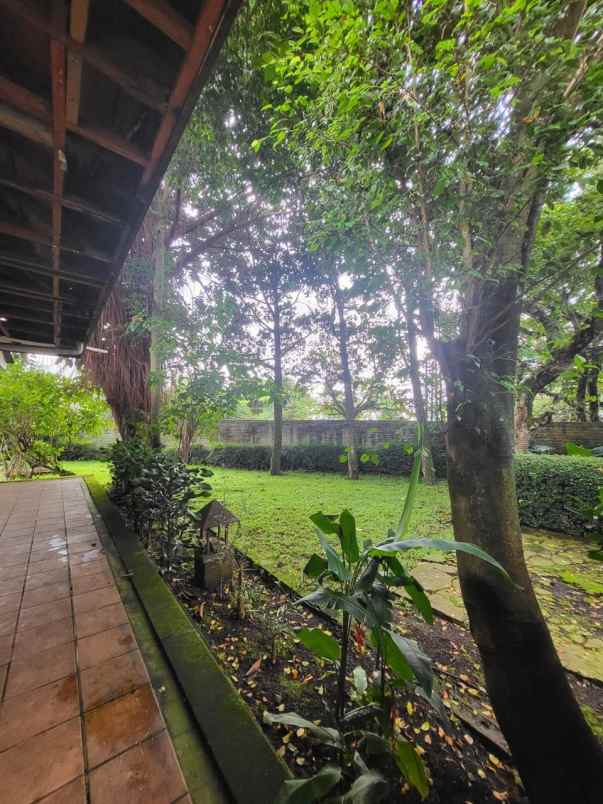 dijual rumah lama terawat jl ciumbuleuit bandung utara