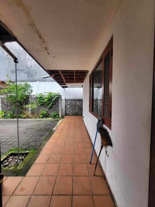 dijual rumah lama terawat jl ciumbuleuit bandung utara