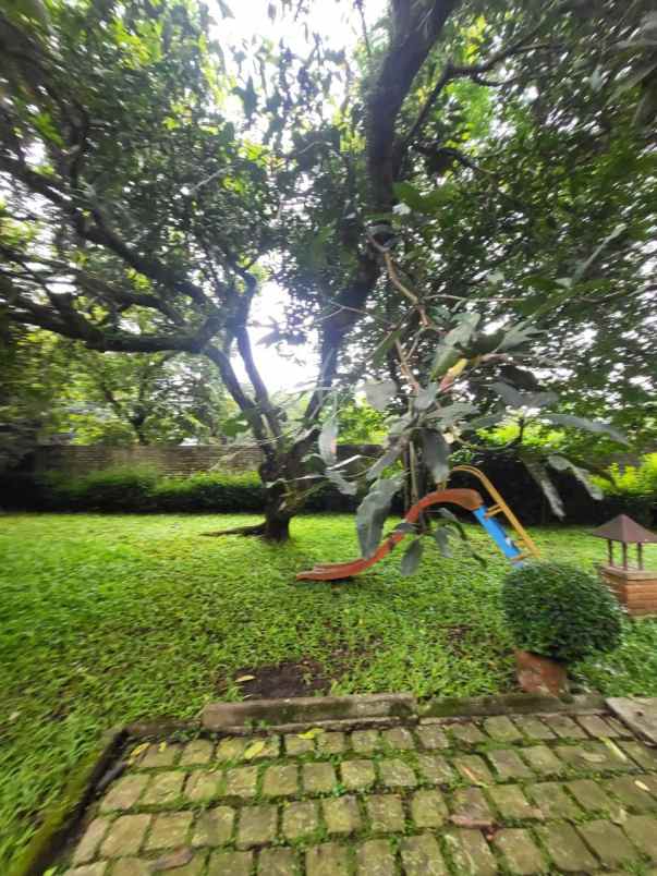 dijual rumah lama terawat jl ciumbuleuit bandung utara