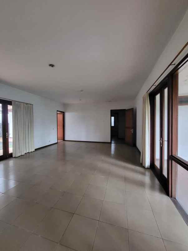 dijual rumah lama terawat jl ciumbuleuit bandung utara