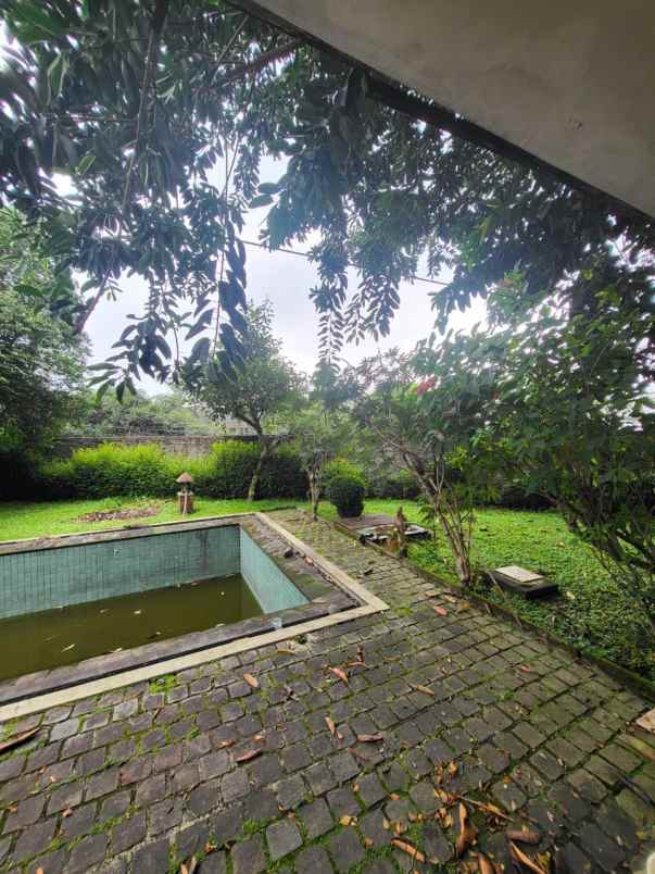 dijual rumah lama terawat jl ciumbuleuit bandung utara