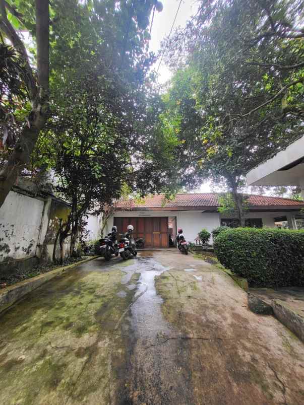 dijual rumah lama terawat jl ciumbuleuit bandung utara