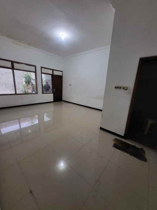 dijual rumah lebak arum
