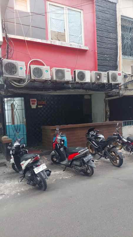 dijual rumah mangga besar taman sari