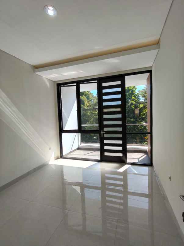 dijual rumah manyar tirtoyoso
