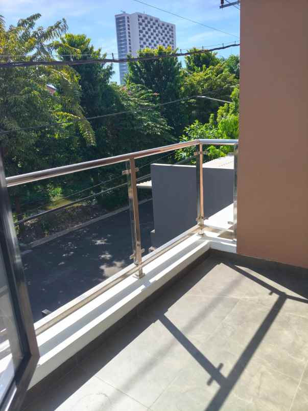 dijual rumah manyar tirtoyoso