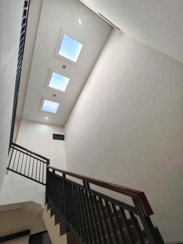dijual rumah manyar tirtoyoso