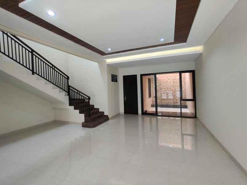 dijual rumah manyar tirtoyoso