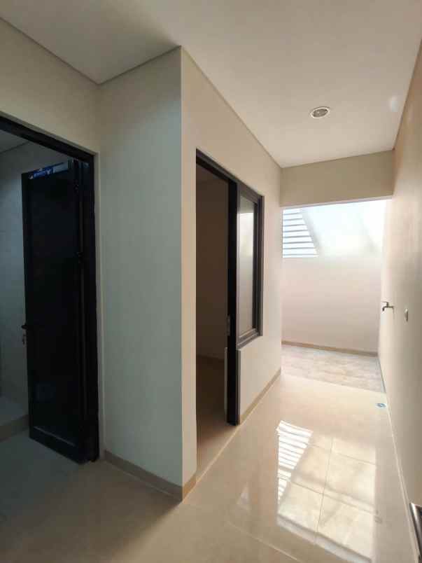 dijual rumah manyar tirtoyoso