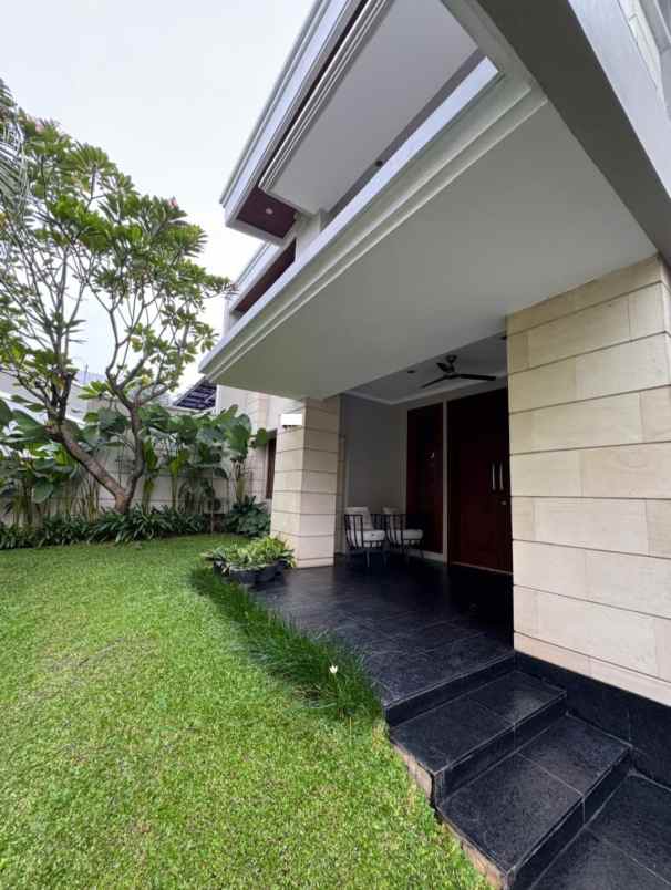 dijual rumah mewah di cibubur dengan taman yang asri