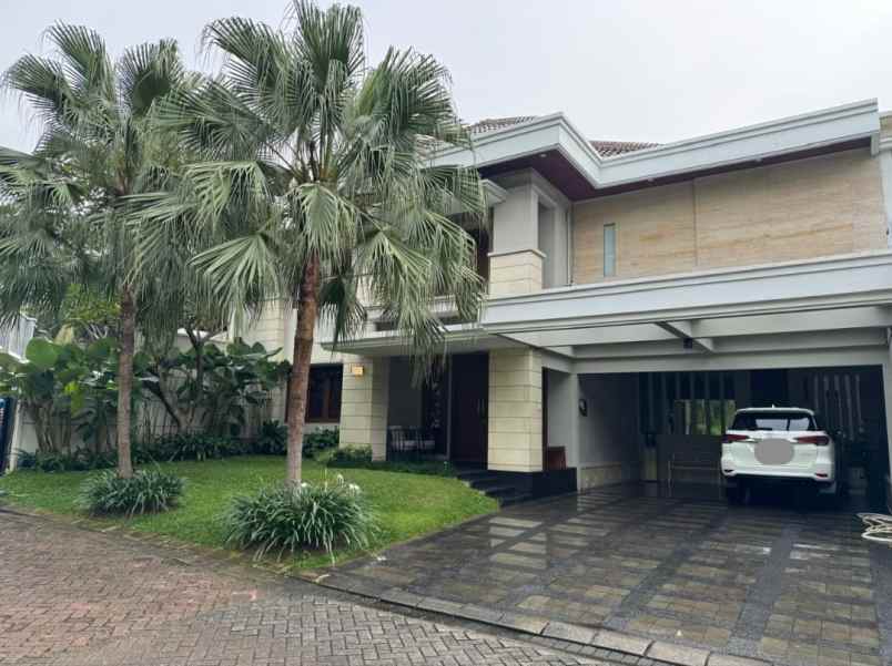 dijual rumah mewah di cibubur dengan taman yang asri