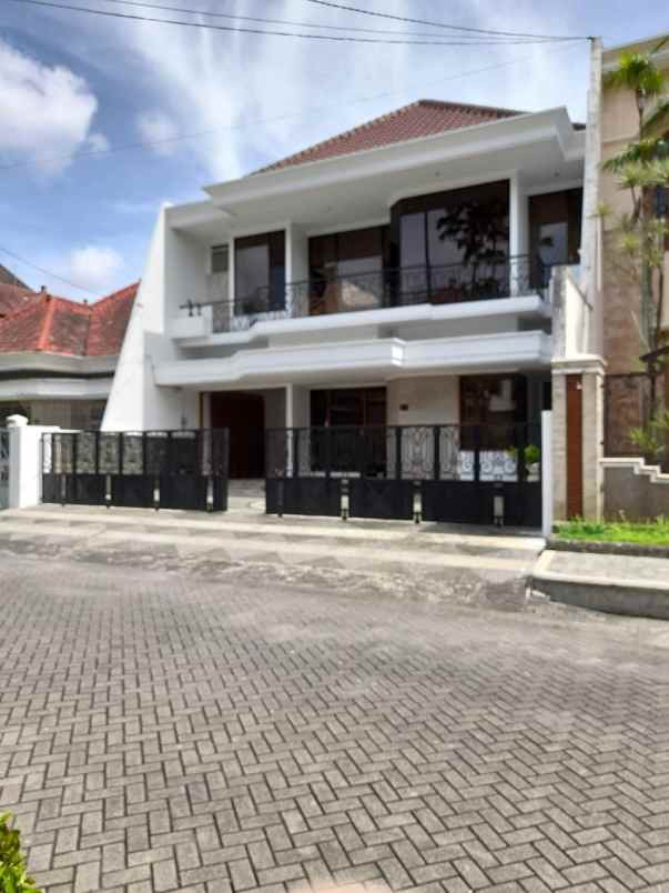 dijual rumah mewah lokasi jl pahlawan trip kota malang