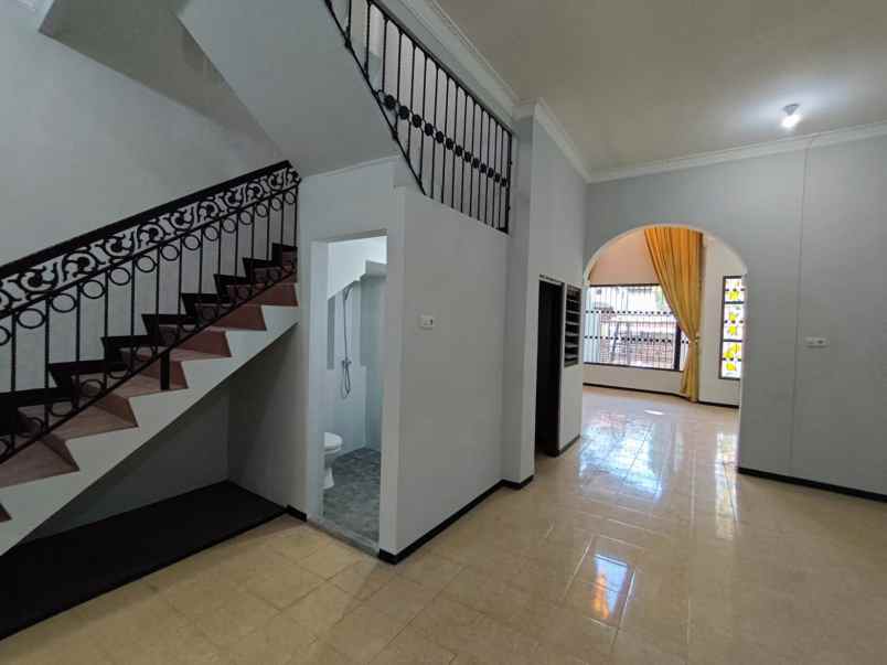 dijual rumah ngagel wasana