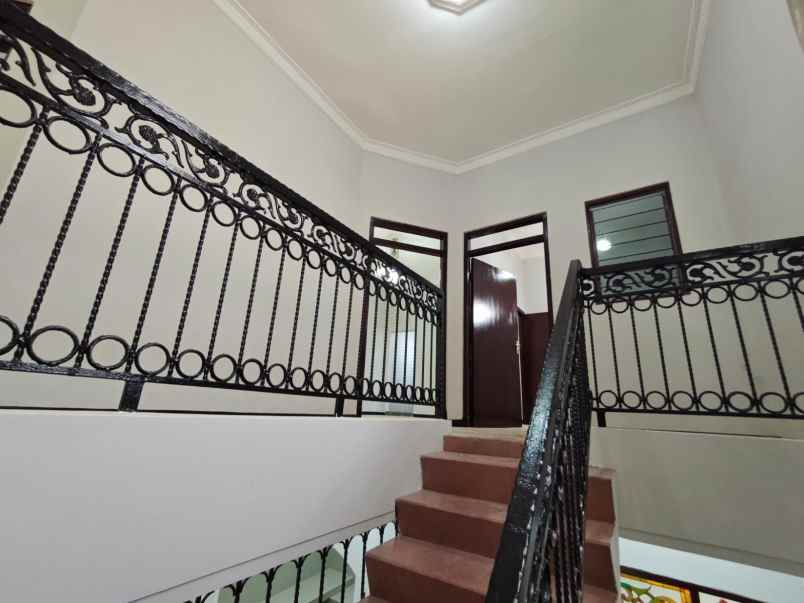 dijual rumah ngagel wasana