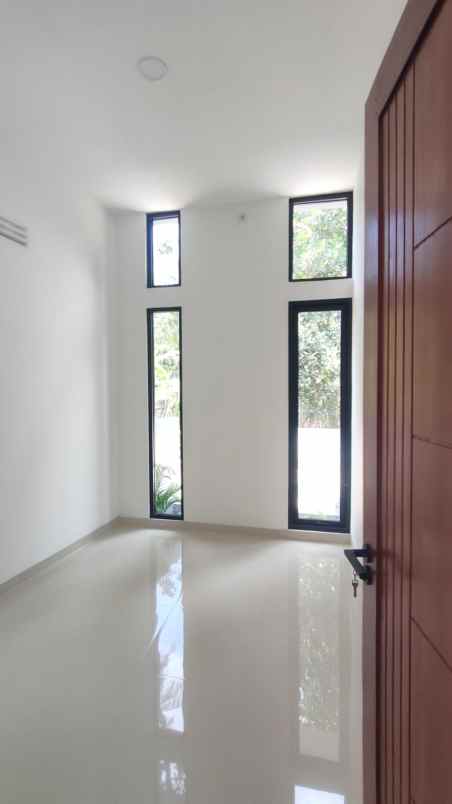 dijual rumah pajangan