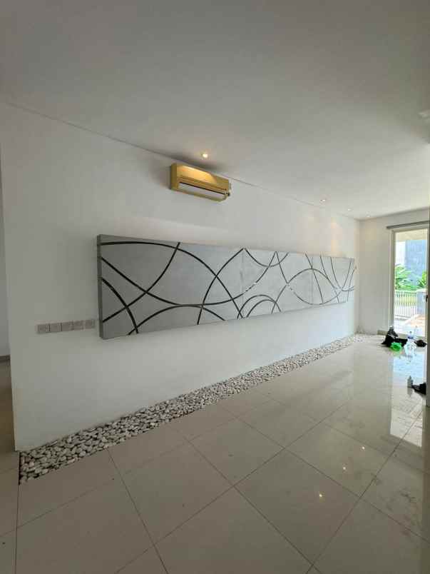 dijual rumah pakuwon city