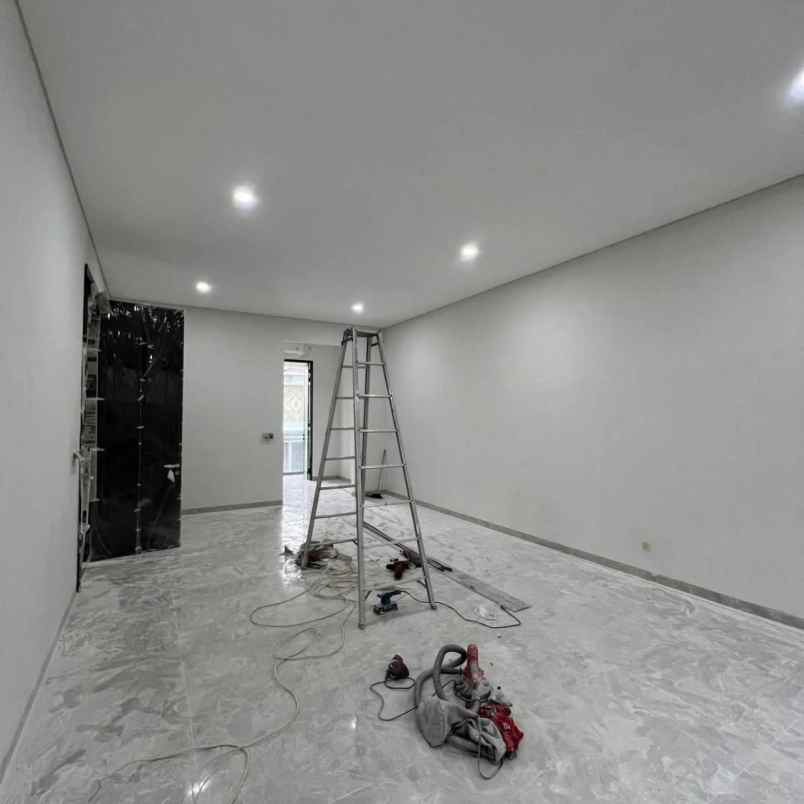 dijual rumah pakuwon city
