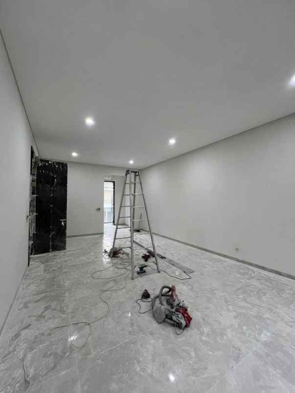 dijual rumah pakuwon city