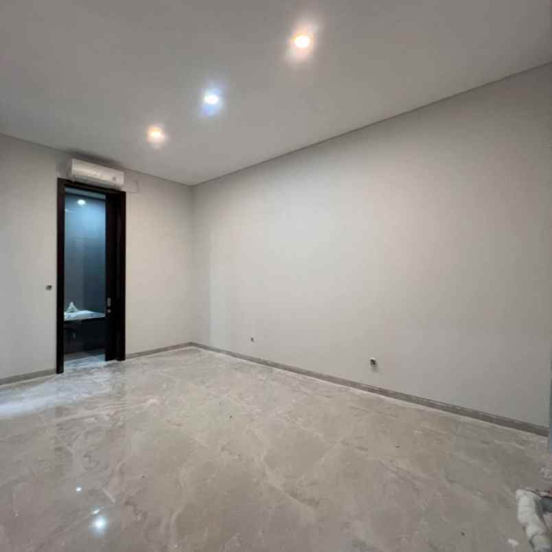 dijual rumah pakuwon city