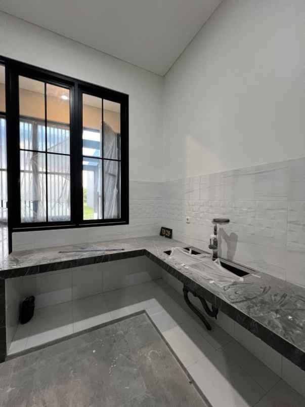 dijual rumah pakuwon city