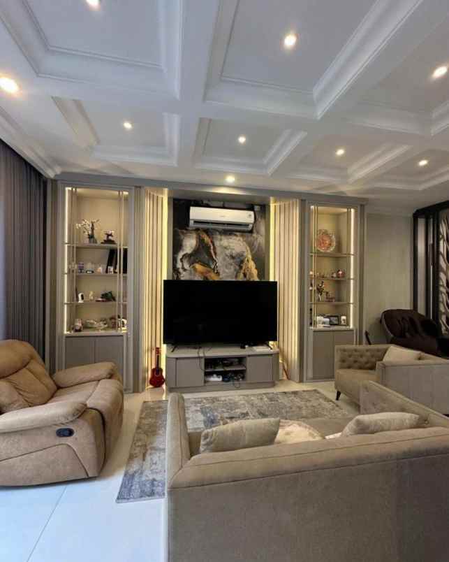 dijual rumah pakuwon indah