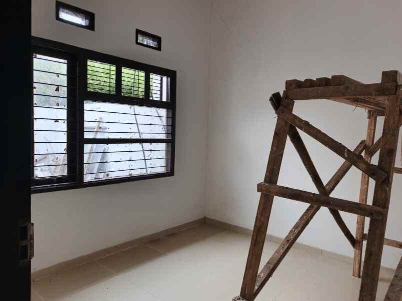 dijual rumah perum kota permata