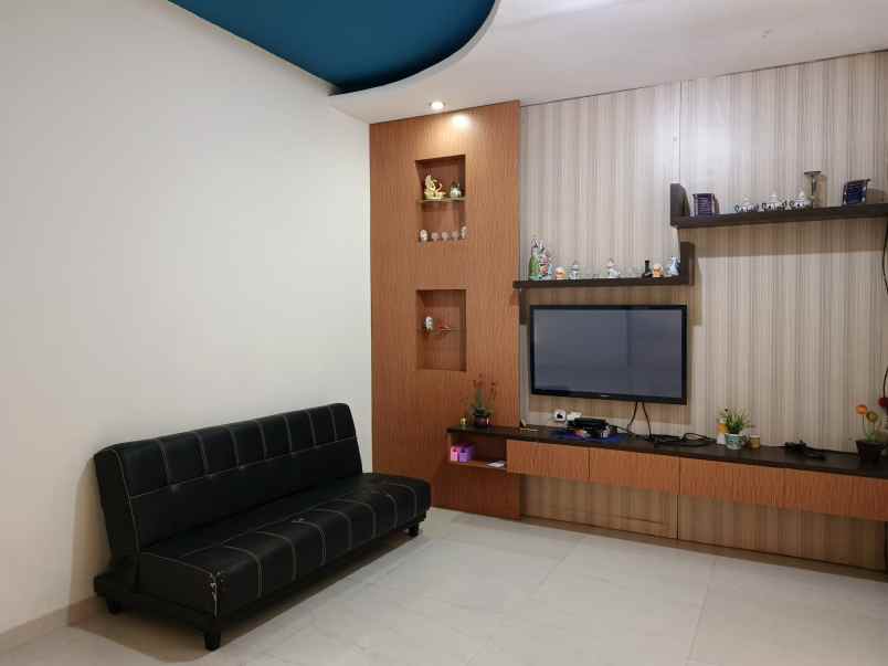 dijual rumah perum kota permata