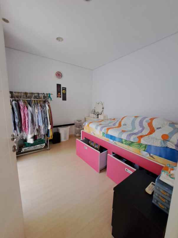 dijual rumah royal residence