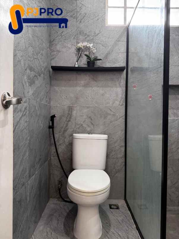 dijual rumah royal residence