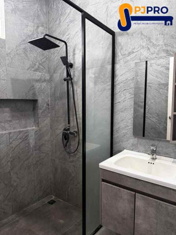 dijual rumah royal residence