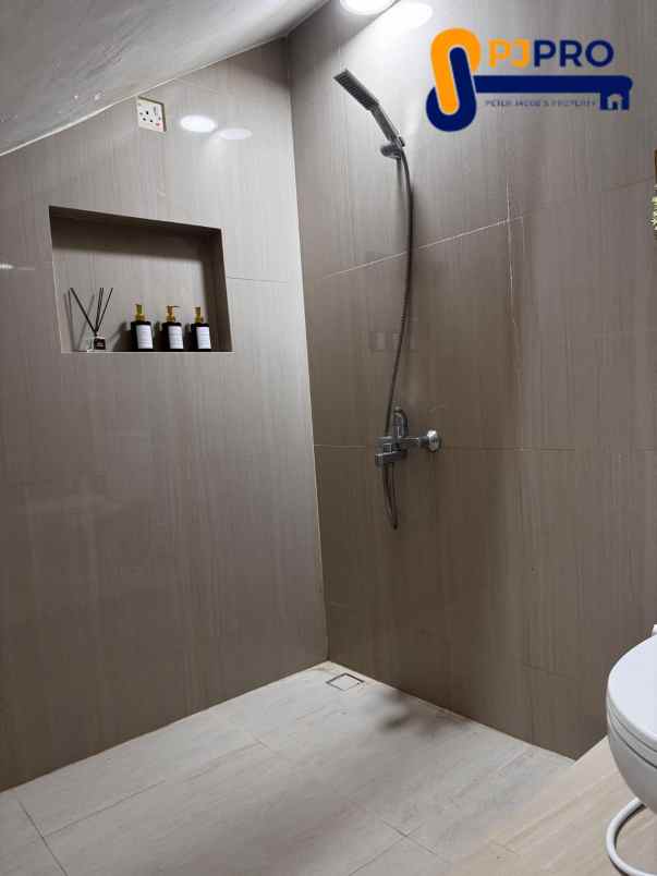 dijual rumah royal residence