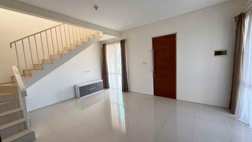 dijual rumah royal residence