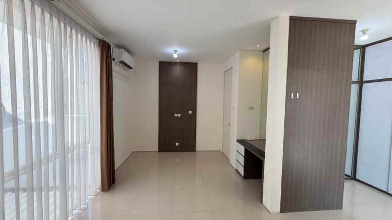 dijual rumah royal residence