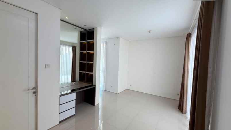 dijual rumah royal residence