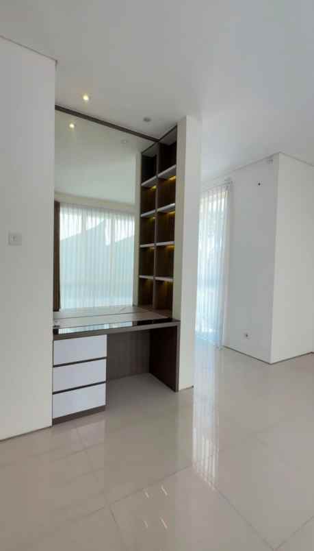 dijual rumah royal residence