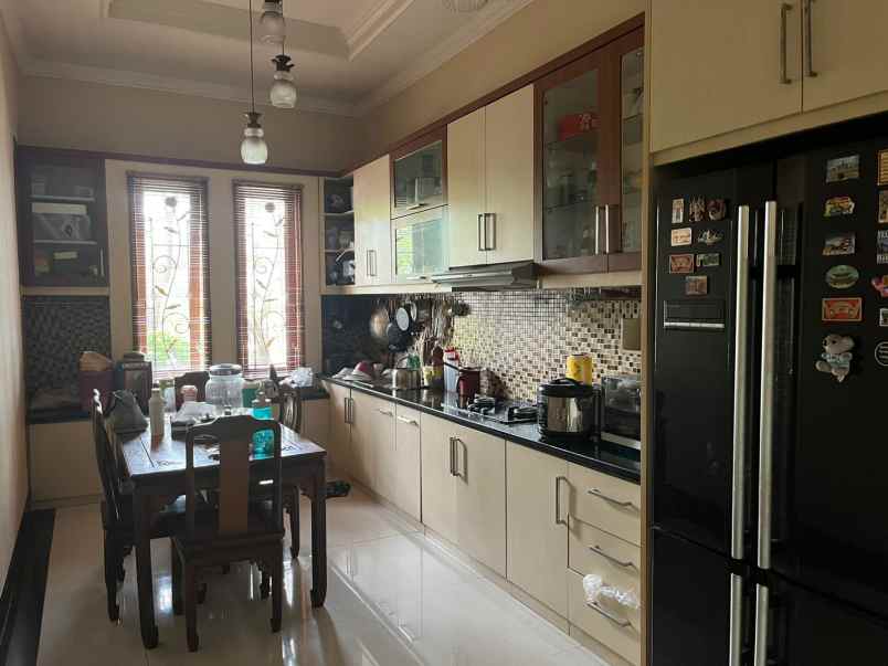 dijual rumah rumah keren 2 lantai area