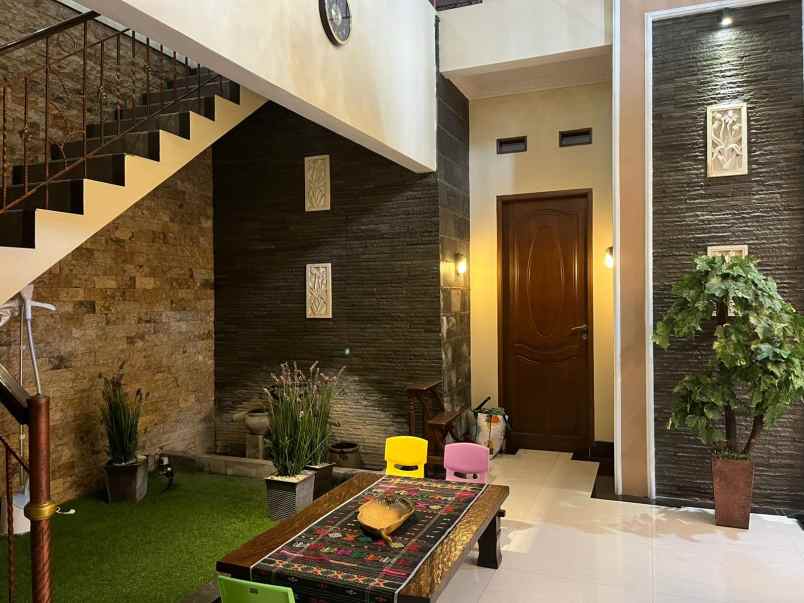 dijual rumah rumah keren 2 lantai area