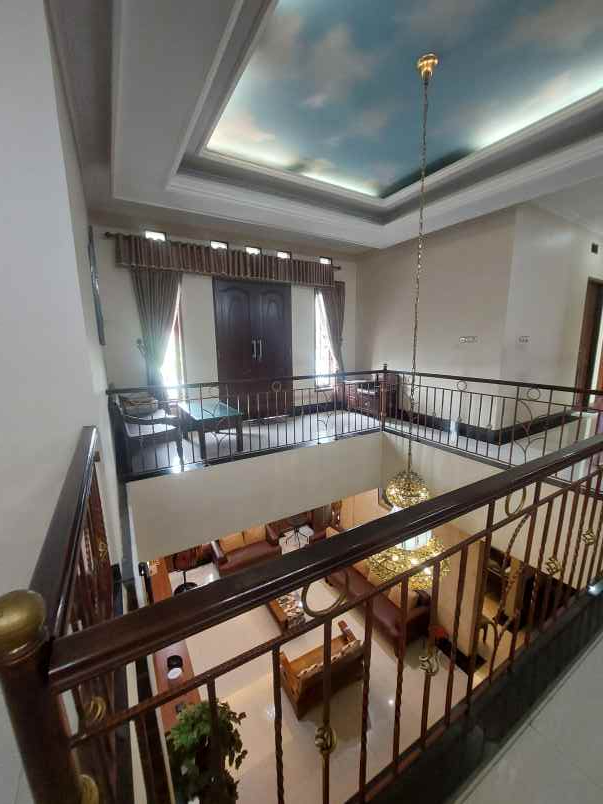 dijual rumah rumah keren 2 lantai area