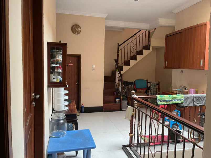 dijual rumah rumah keren 2 lantai area