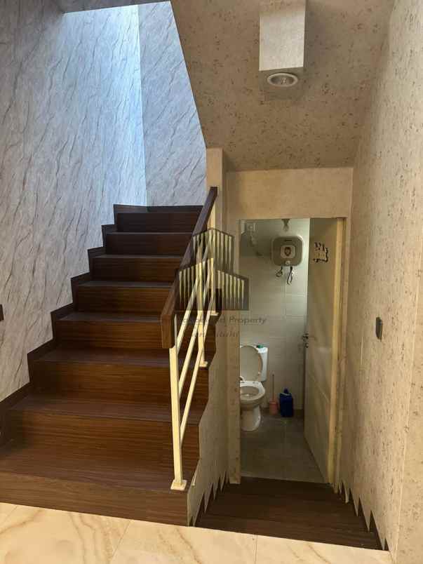 dijual rumah sambiroto