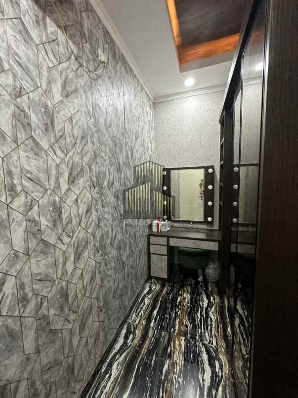 dijual rumah sambiroto