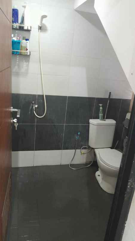 dijual rumah sawangan village cluster