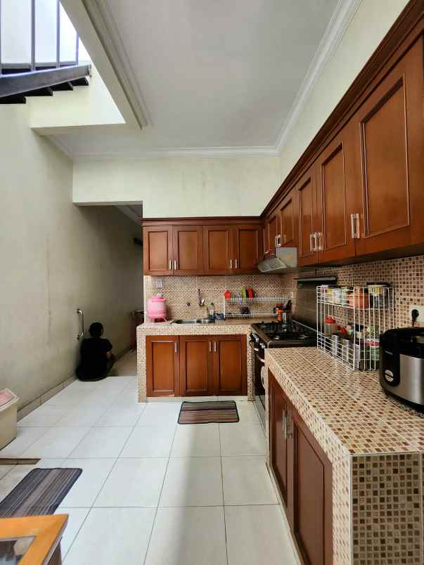 dijual rumah secondary fully furnished di duren sawit