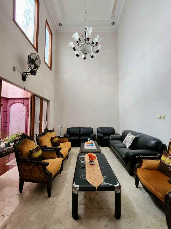 dijual rumah secondary fully furnished di duren sawit