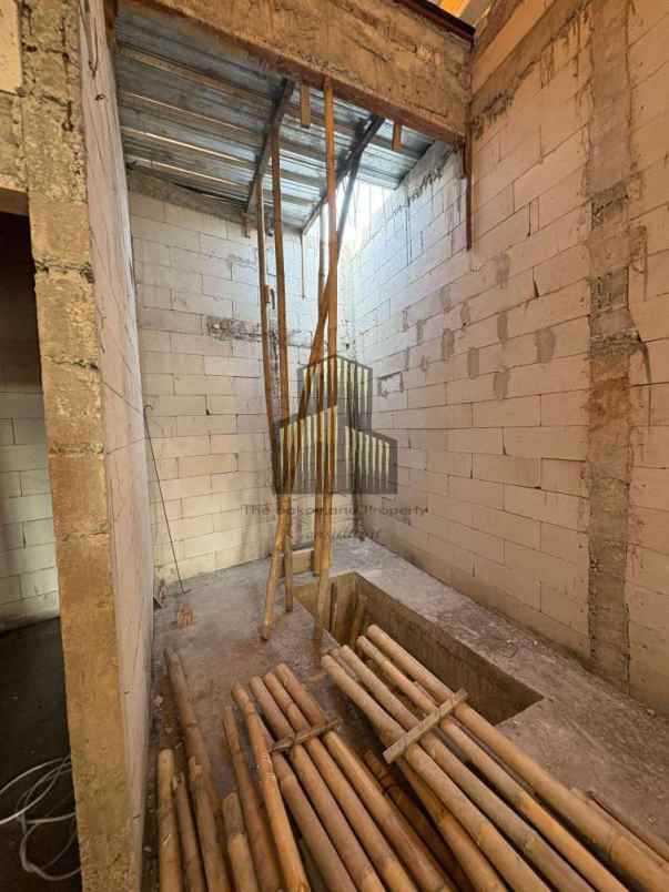 dijual rumah sekaran