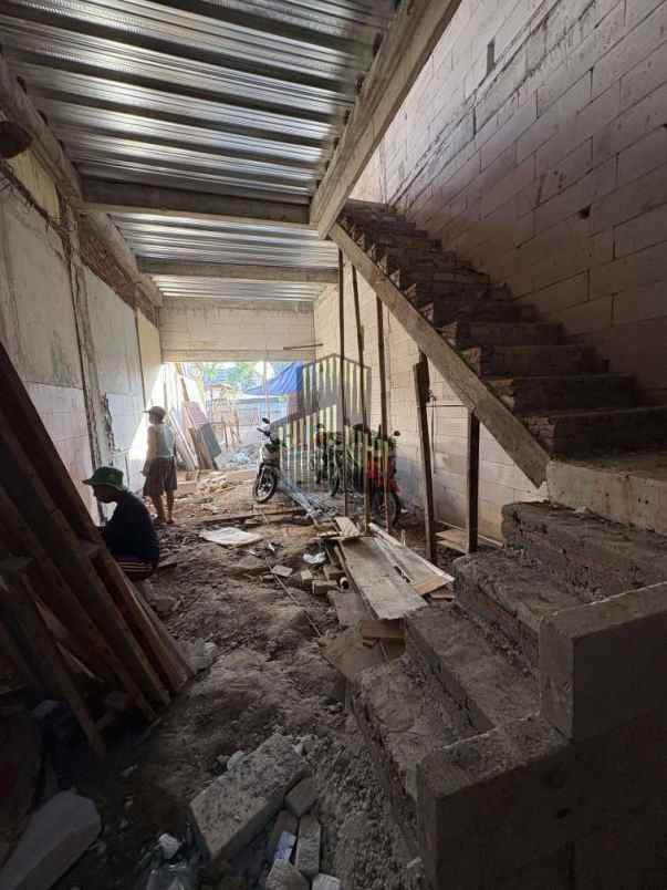 dijual rumah sekaran