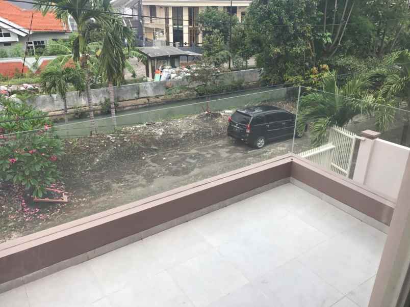 dijual rumah semolowaru