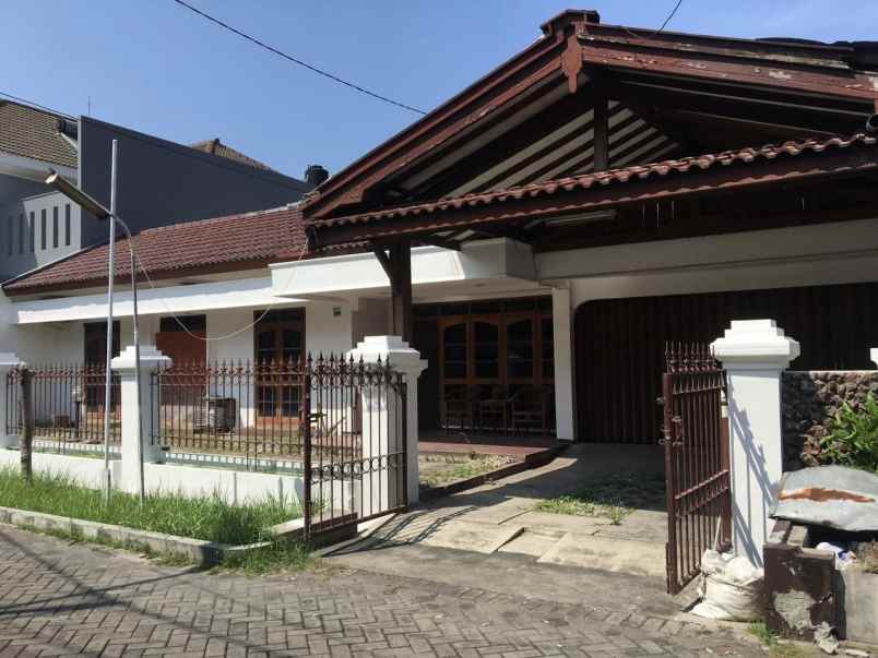 dijual rumah semolowaru