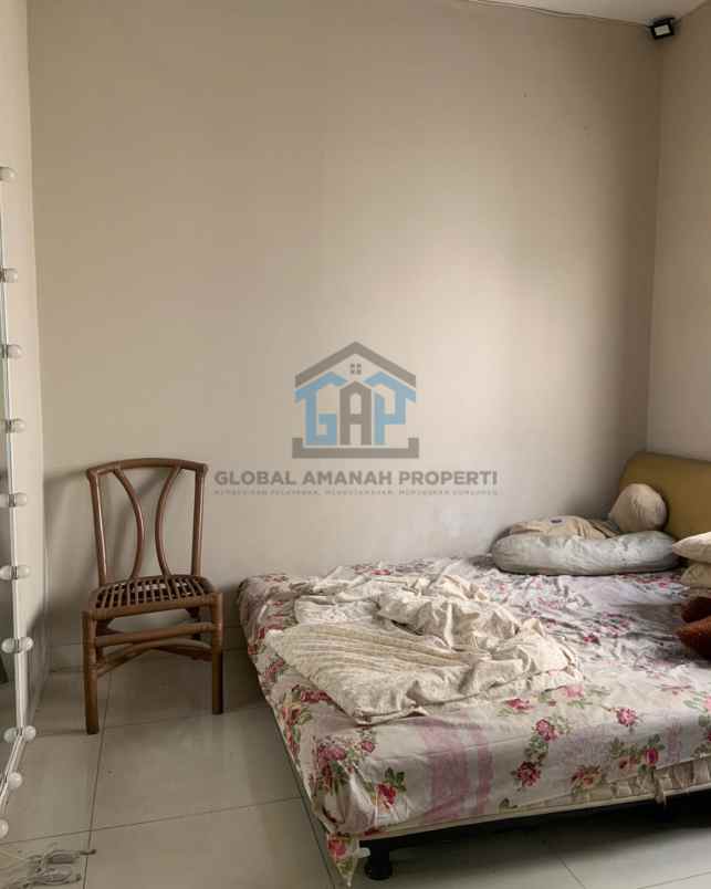 dijual rumah setrasari